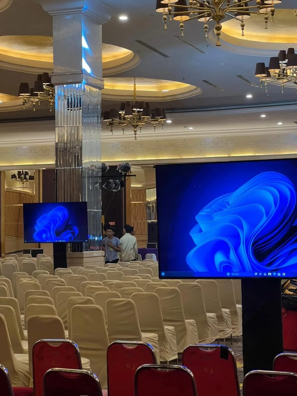 LED TV pada standing bracket terpasang di ballroom sebagai layar pendamping acara