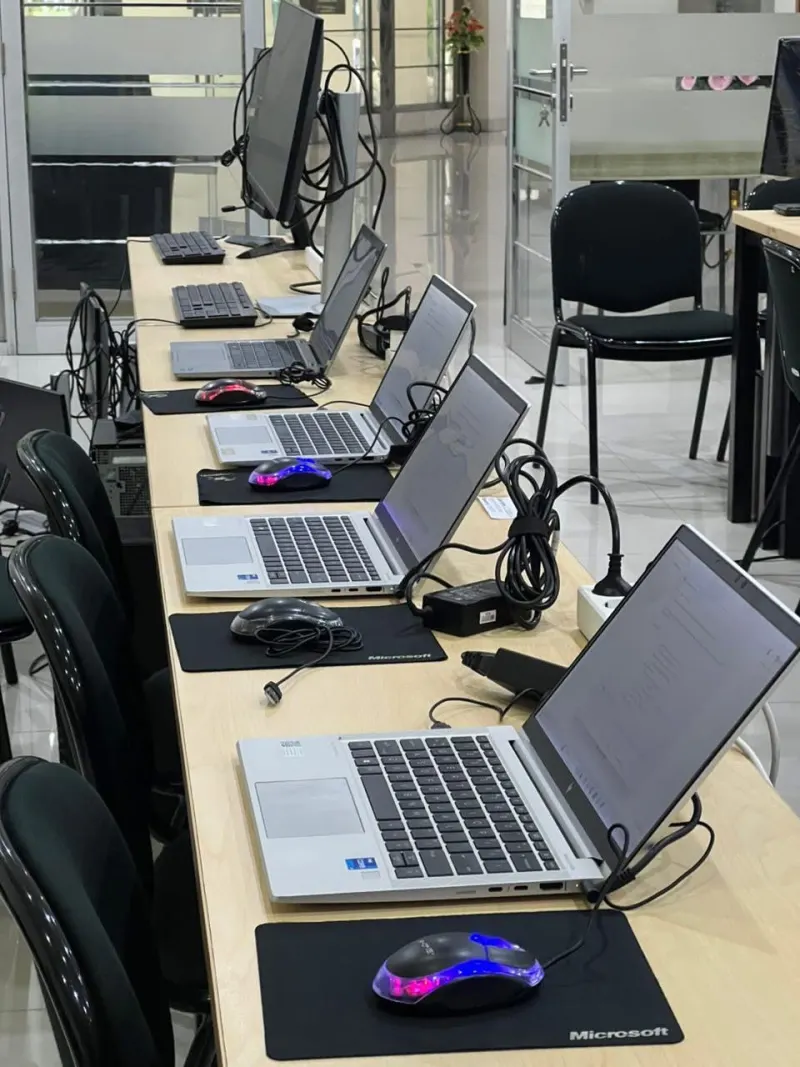 Penyiapan Laptop Ruang Rapat